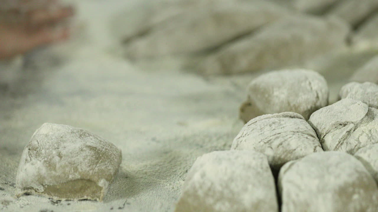 이 밀가루 위에 반죽을 굴리고 모양을 는 것