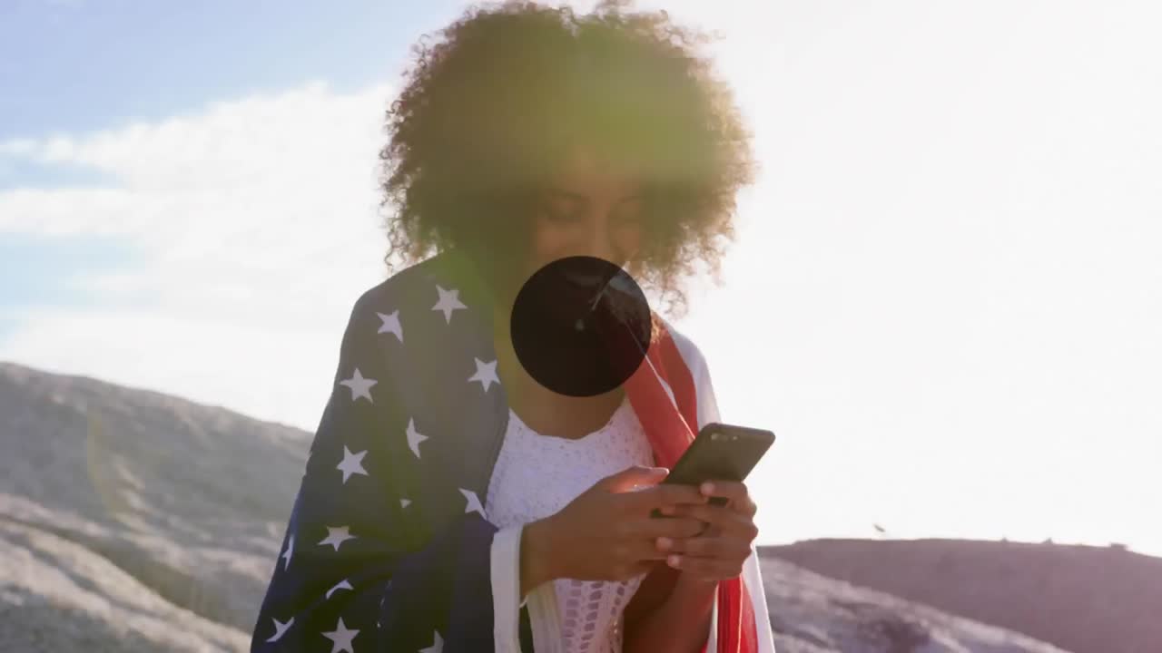 animación de la red de conexiones sobre la mujer usando el teléfono en la playa