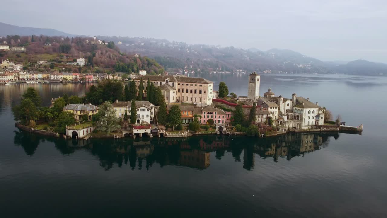 alrededor y por encima de la ciudad de orta san giulio en el lago orta capturado por un dron