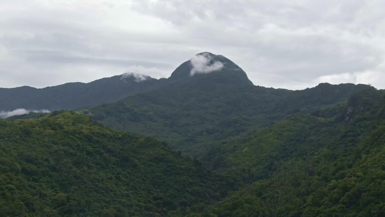 hermosa naturaleza vista del paisaje del valle de la montaña bajo un cielo nublado en puerto galera, filipinas