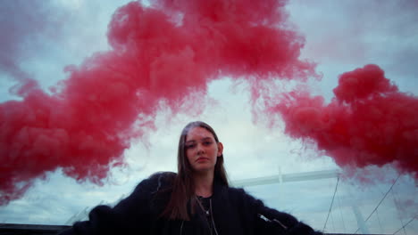 Chica-Posando-Ante-La-Cámara-En-Humo-Colorido.-Mujer-Atractiva-Sosteniendo-Bombas-De-Humo.