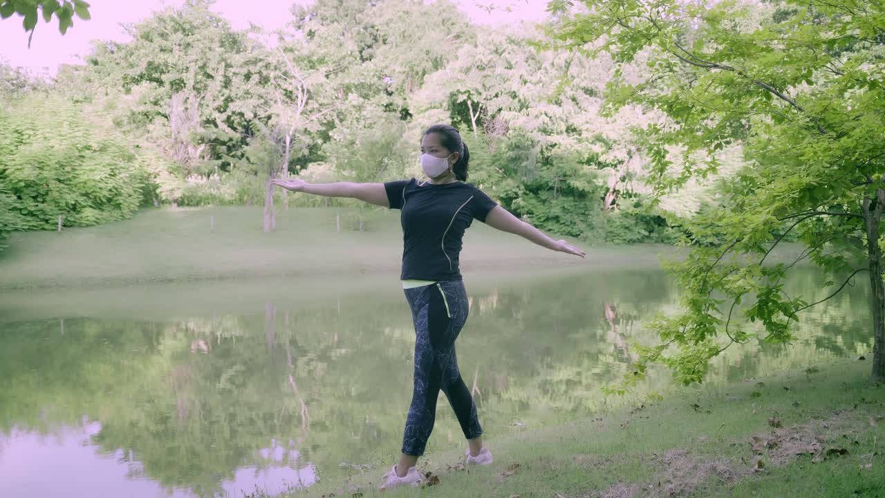 covid-19 상황에서 새로운 정상으로 공원 야외에서 아시아 여자 운동