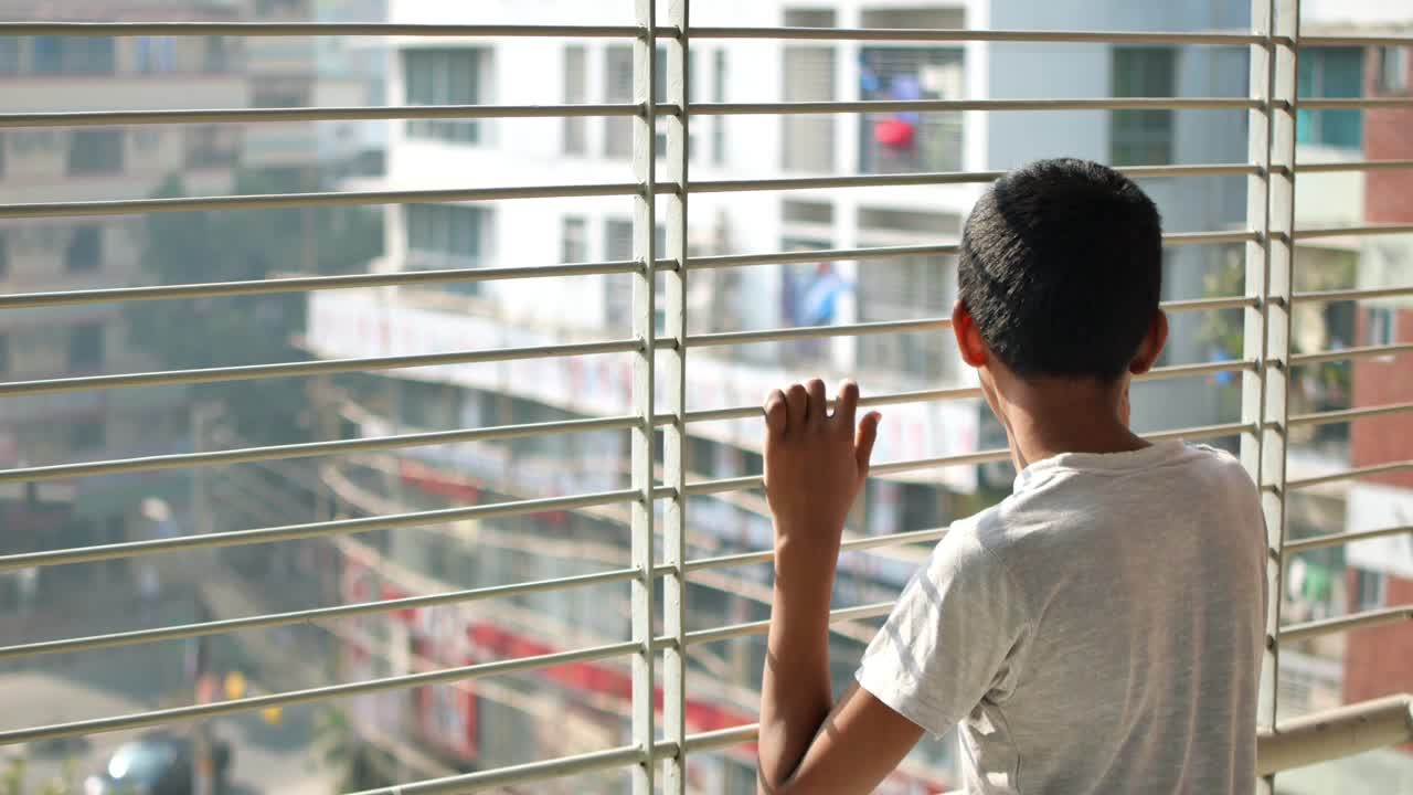 Triste adolescente olhando pela janela