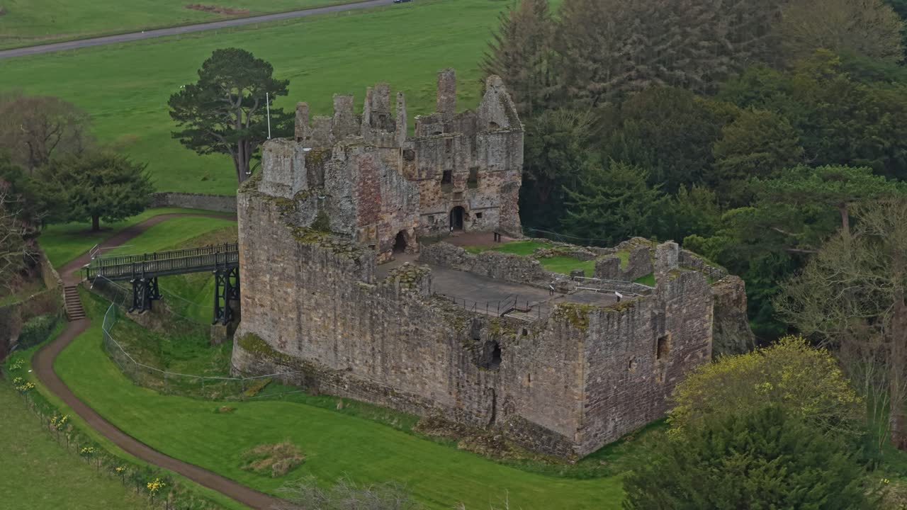 Vista aerea delle rovine del castello di Dirleton nell'East Lothian, Scozia