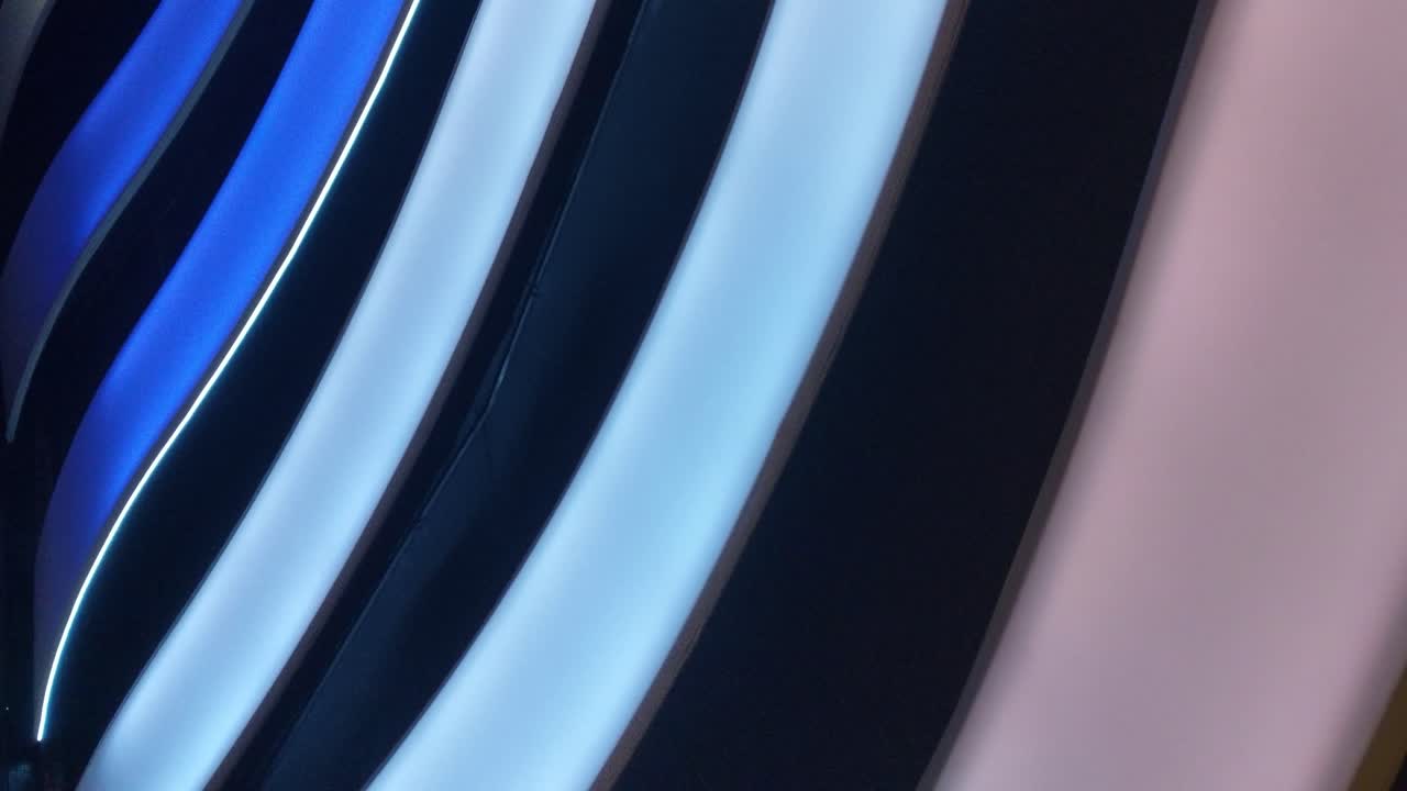 왼쪽 상단에서 오른쪽 하단으로 이동하는 임의의 파란색 흰색 및 검정색 패널, 세로 방향