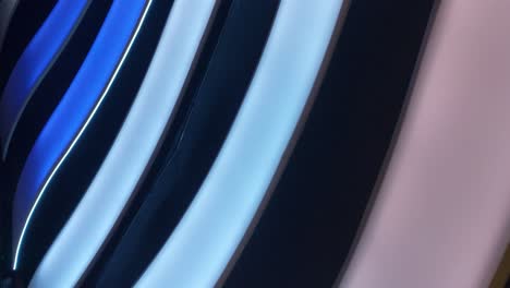 paneles aleatorios azules, blancos y negros que se mueven de arriba a la izquierda a abajo a la derecha, orientación vertical