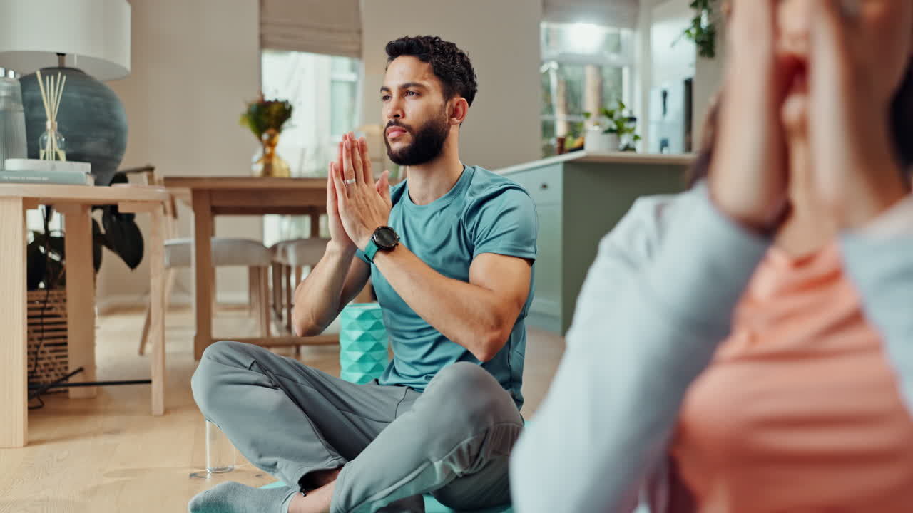 pareja practicando yoga y meditación en casa