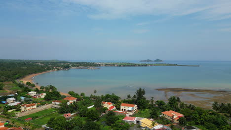 Vista-Aérea-De-Casas-Coloridas-Y-La-Bahía-De-Ana-Chaves,-Día-Soleado-En-Santo-Tomé,-África