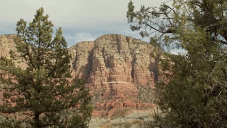 montañas de roca roja, colinas y árboles en sedona, arizona con video dolly de derecha a izquierda