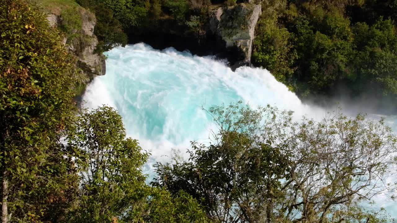 dramáticas, furiosas y rápidas cascadas de huka en el río waikato en taupo, nueva zelanda aotearoa