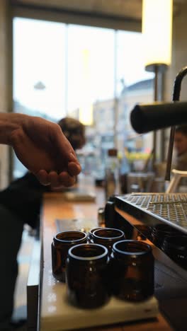 barista preparando café en una cafetería