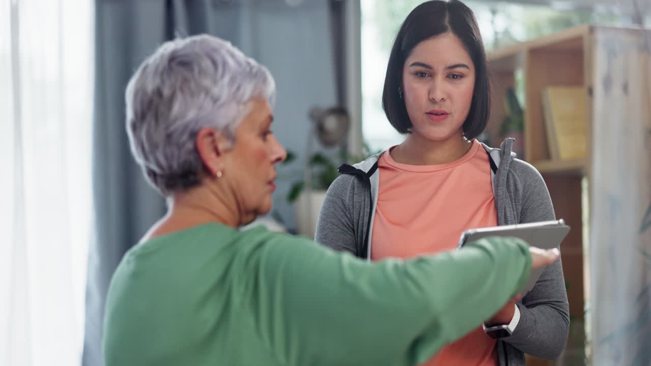 fisioterapeuta, pastilla o mujer mayor estirándose