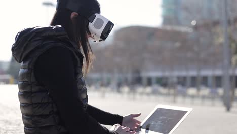 mujer enfocada en auriculares vr usando una computadora portátil