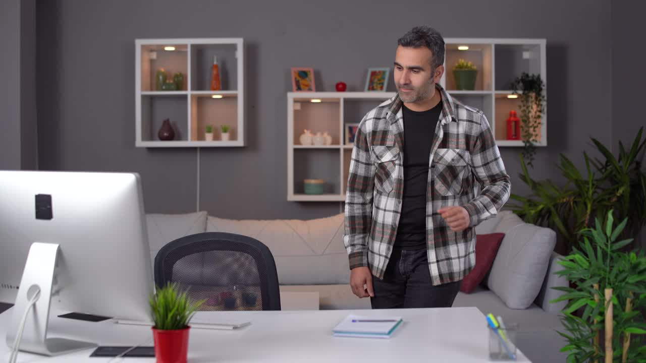 es divertido trabajar en la computadora en casa.