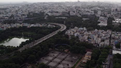 Die-Hauptstraße-Einer-Indischen-Stadt-Im-Laufe-Des-Morgens