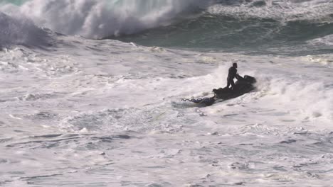 Jetski-Fahrer-Manövriert-In-Schaumiger-Brandung,-Um-Surfer-Zu-Retten