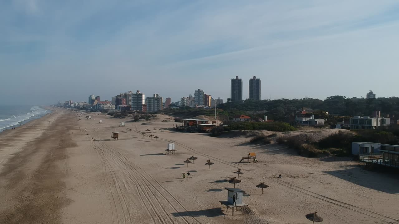 imágenes aéreas de la playa y la ciudad