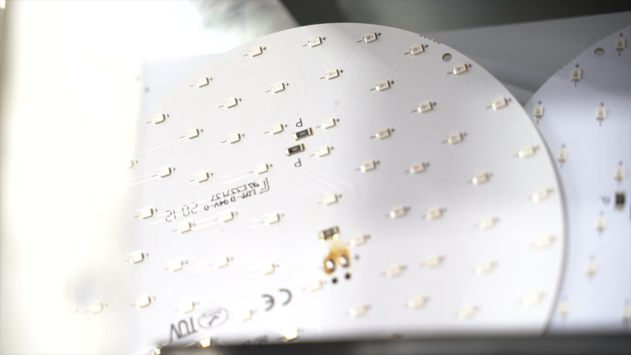 gran panel redondo con muchos diodos led diminutos sentados dentro del gabinete listos para convertirse en lámparas