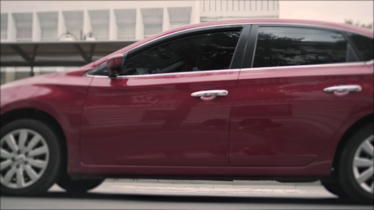 신체적 장애가 있는 사람이 접근 가능한 램프가 있는 도시 교통수단을 기다리고 있습니다.