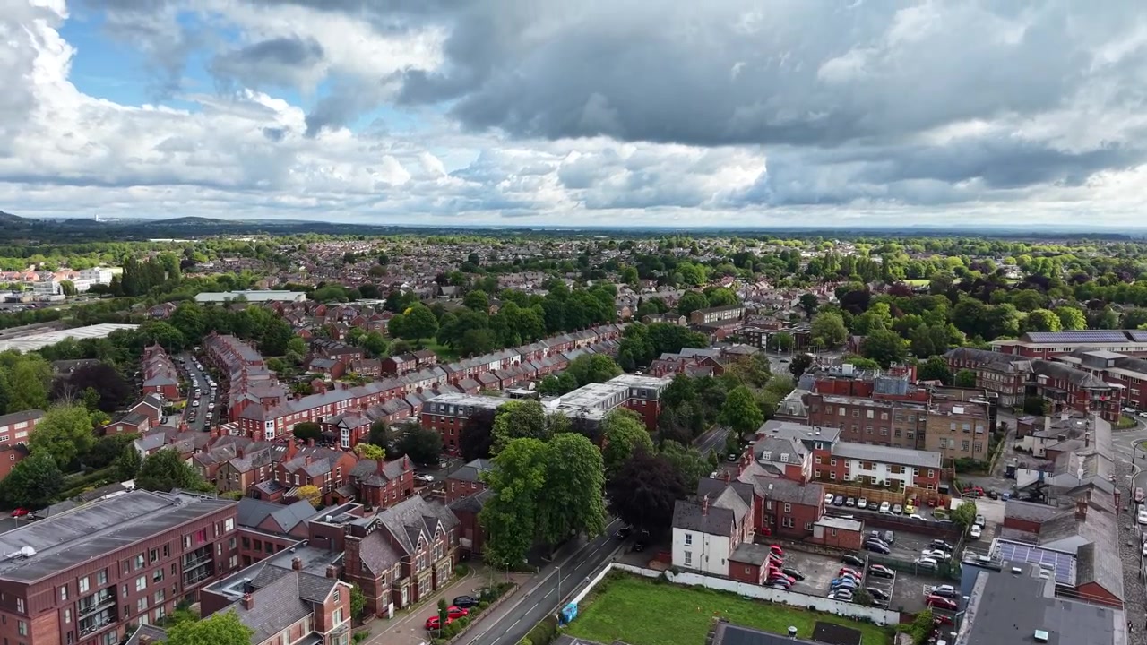 Drohnen-Luftaufnahme von Häusern, Straßen und Wegen in Wrexham, Nordwales, Vereinigtes Königreich.