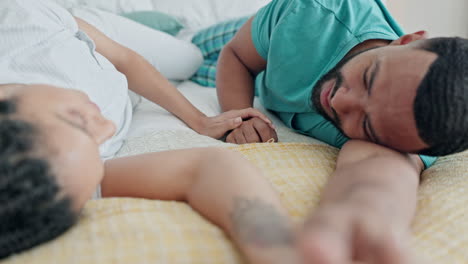 amor, tomarse de la mano y pareja en la cama