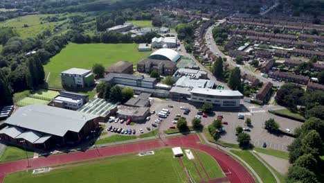 imágenes de drones de 4k que muestran la escuela secundaria de canterbury en canterbury, kent, reino unido