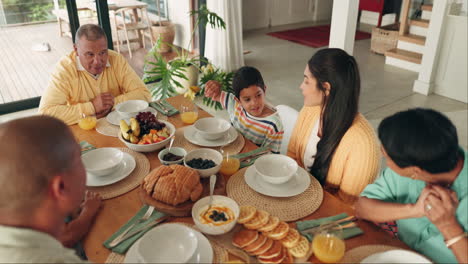 Big-family,-lunch-and-conversation-at-table