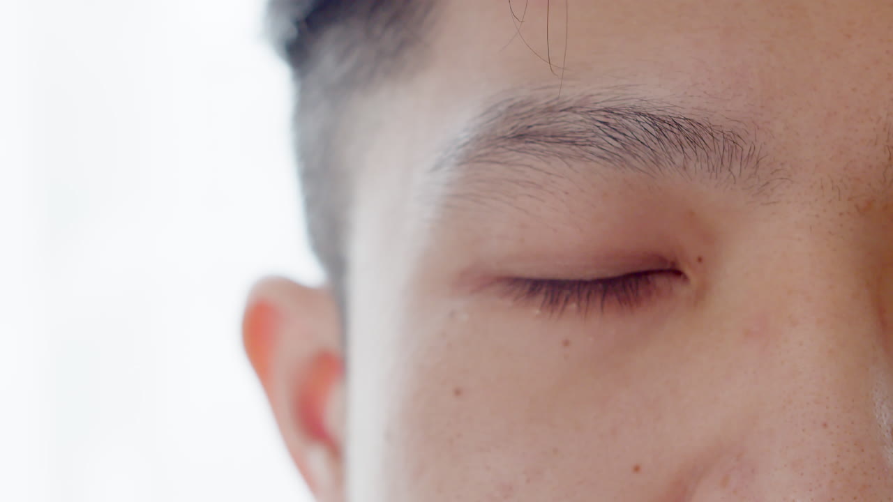 아시아 남자의 얼굴을 가까이