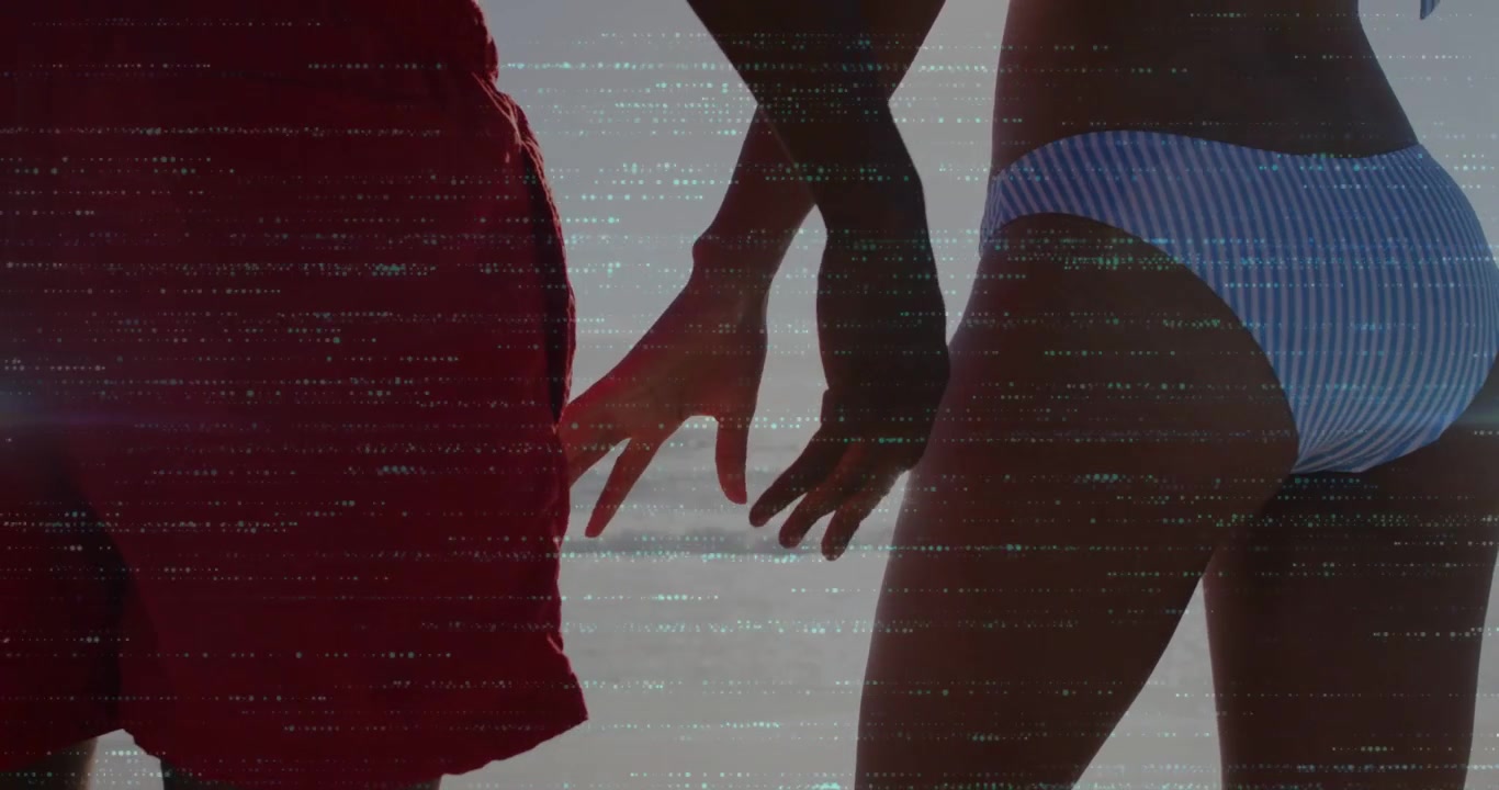 Donna e uomo camminano sulla battigia, le mani si protendono e poi si intrecciano, scansione di un artefatto, pubblicità di viaggio