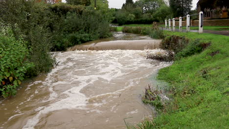 El-Río-Gwash-Que-Fluye-A-Través-Del-Pueblo-De-Braunston-En-Rutland-Fuertemente-Hinchado-Después-De-Fuertes-Lluvias