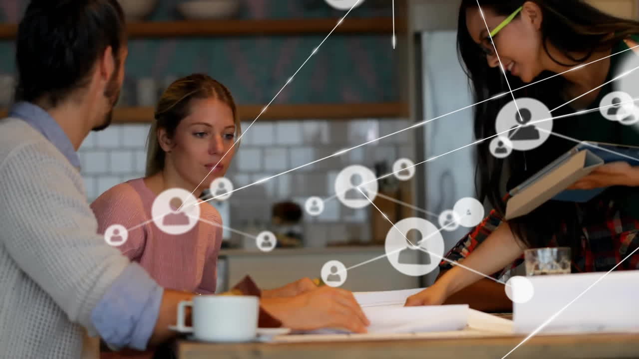 다양한 사업가들이 일을 논의하는 아이콘과 연결 네트워크의 애니메이션