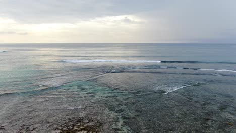 Olas-Tranquilas-Golpeando-La-Costa-De-La-Isla-De-Bali-En-Nublado