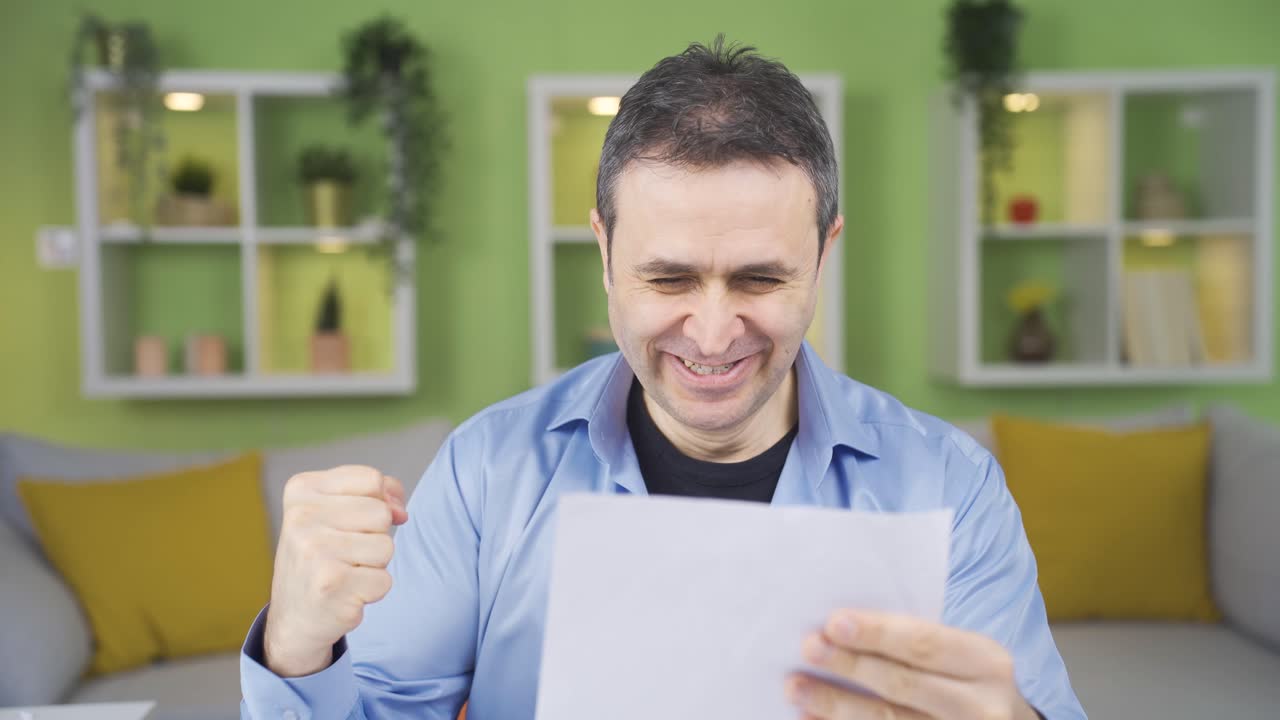 el hombre que mira el documento es feliz.