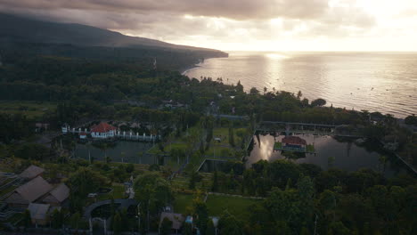 Spitze-Des-Wasserpalastes-Mit-Meer-Im-Hintergrund-Bei-Sonnenaufgang,-Karangasem-Regency,-Bali-In-Indonesien