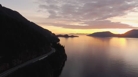 Sea-To-Sky-Hwy-En-Howe-Sound-Cerca-De-Horseshoe-Bay,-West-Vancouver,-British-Columbia,-Canadá