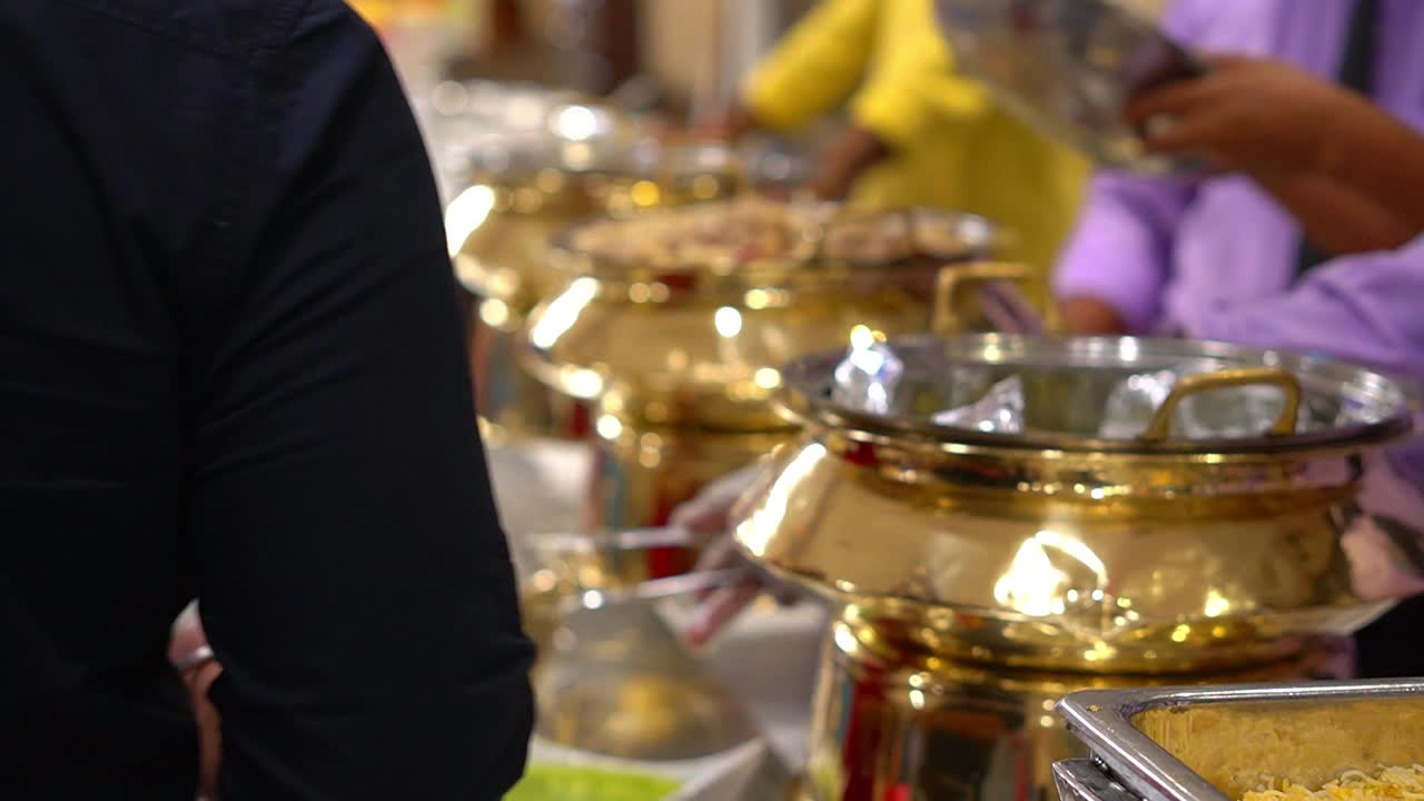 인도 결혼식에서 사람들이 자신의 접시에 음식을 담는 슬로우 모션 비디오