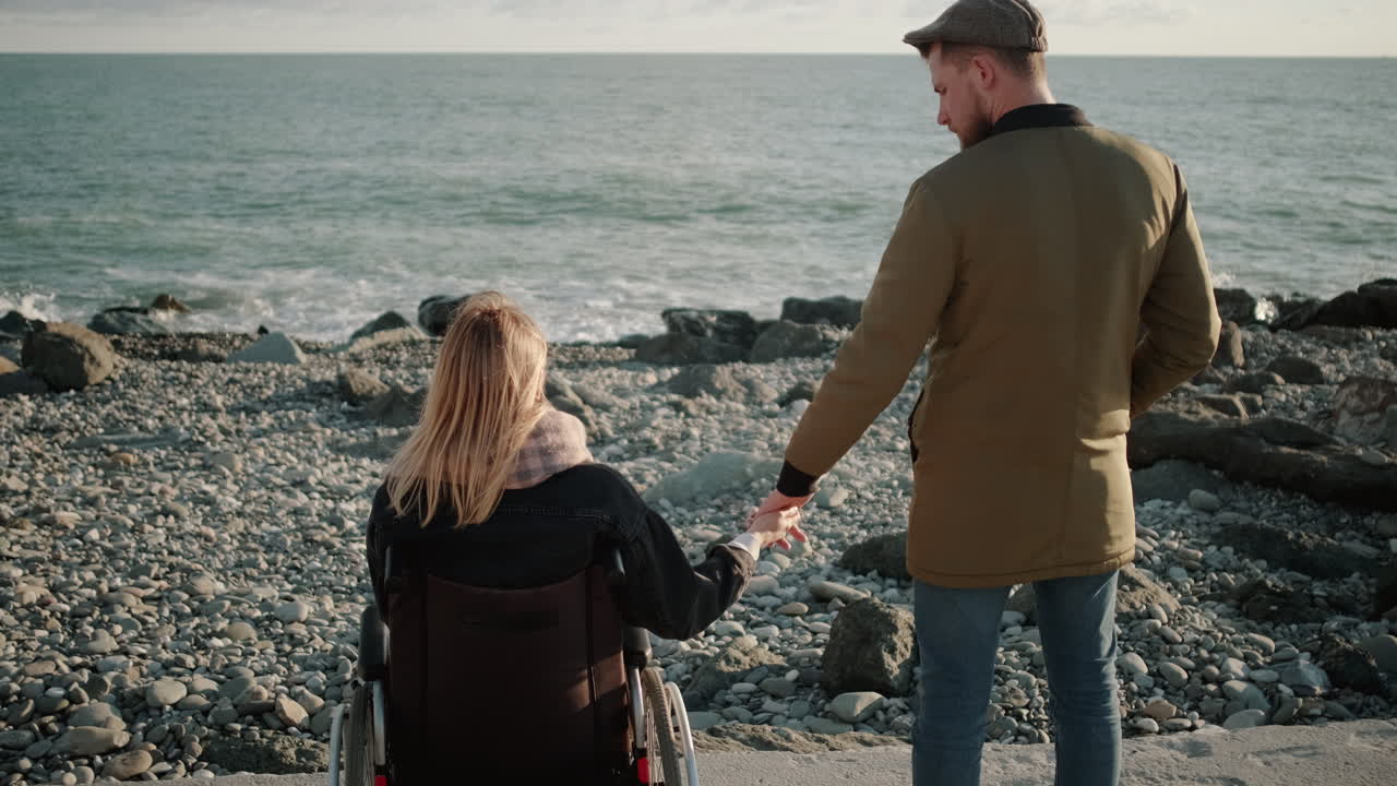 해변에서 사랑하는 커플.