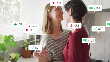 Animation-Von-Social-Media-Symbolen-Und-Zahlen-über-Einem-Lesbischen-Kaukasischen-Paar-Zu-Hause