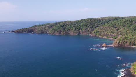 Toma-Aérea-De-Establecimiento-De-La-Hermosa-Jungla-Que-Abarca-Toda-La-Isla-Cebaco