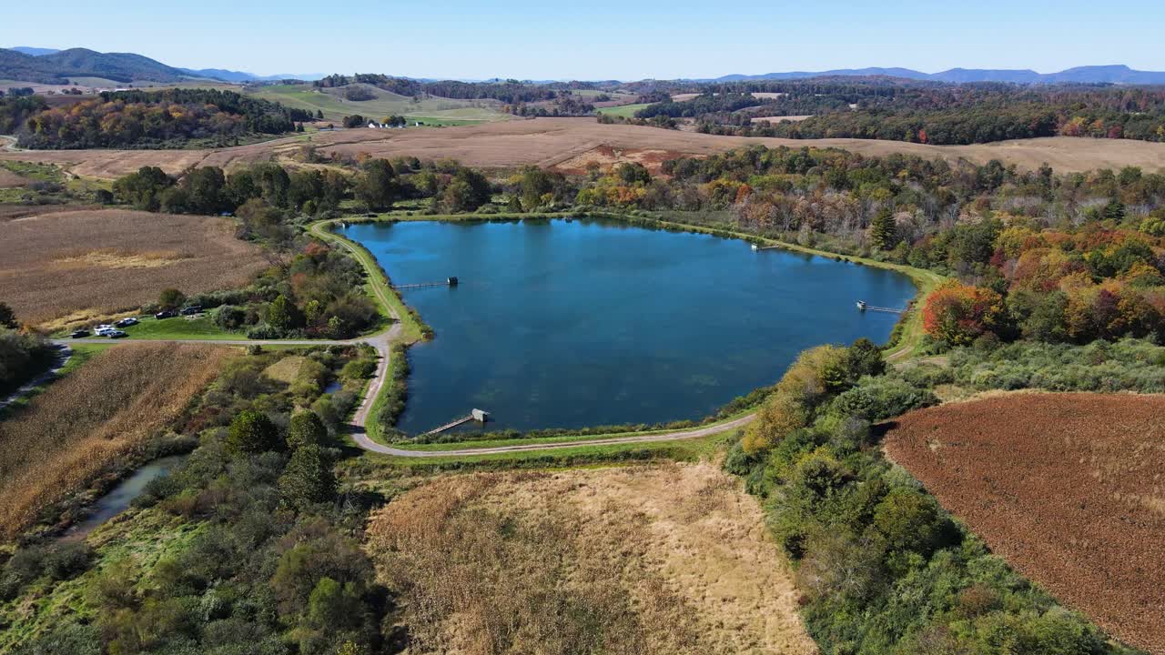 가을 동안 농장에서 호수를 향해 공중 푸시인 샷