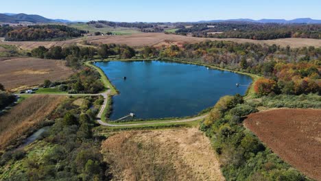 Toma-Aérea-Hacia-El-Lago-En-La-Plantación-Durante-El-Otoño