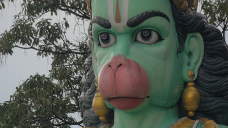 primer plano de la cabeza de la estatua de hanuman en las cuevas de batu, malasia