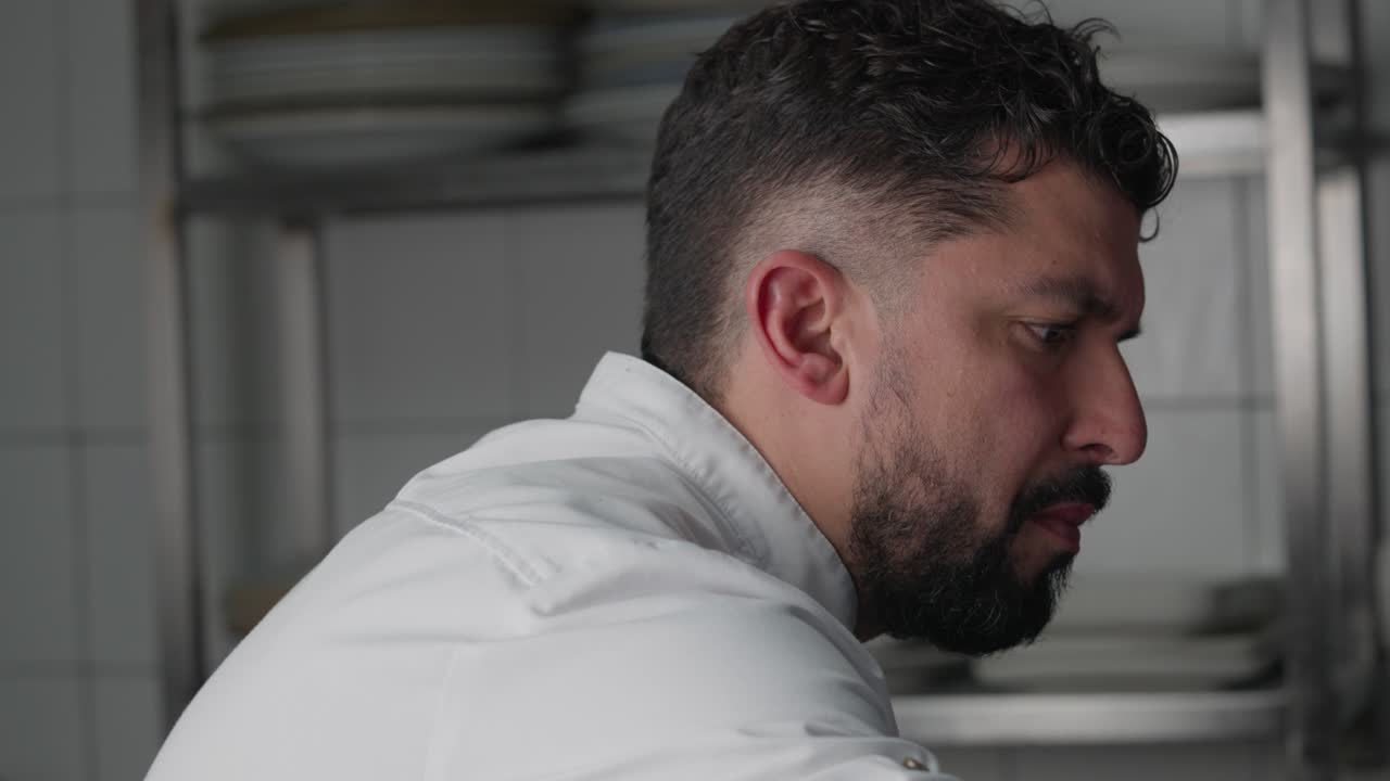 멕시코 요리사가 화상을 입지 않기 위해 요리하는 동안 손을 뗀다.