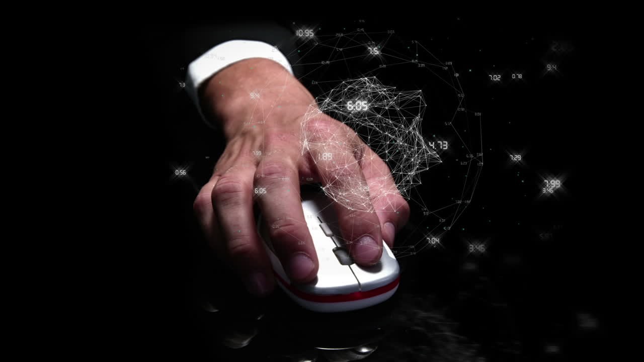 mano en el ratón de la computadora con la esfera