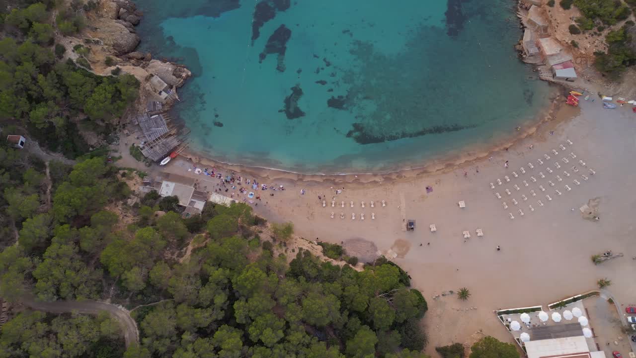 Ibizan saaren Benirrásin lahden ranta.