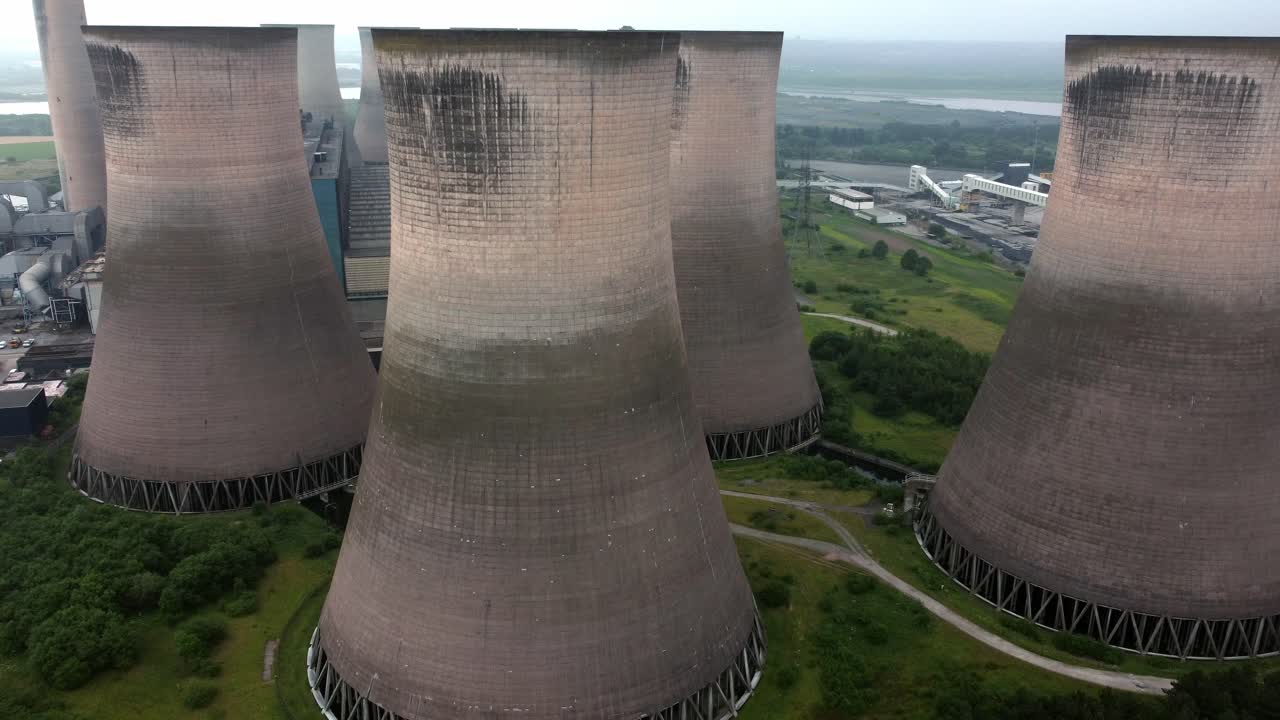 planta de energía de energía industrial en desuso refrigeración humo estaca chimeneas vista aérea órbita izquierda lenta