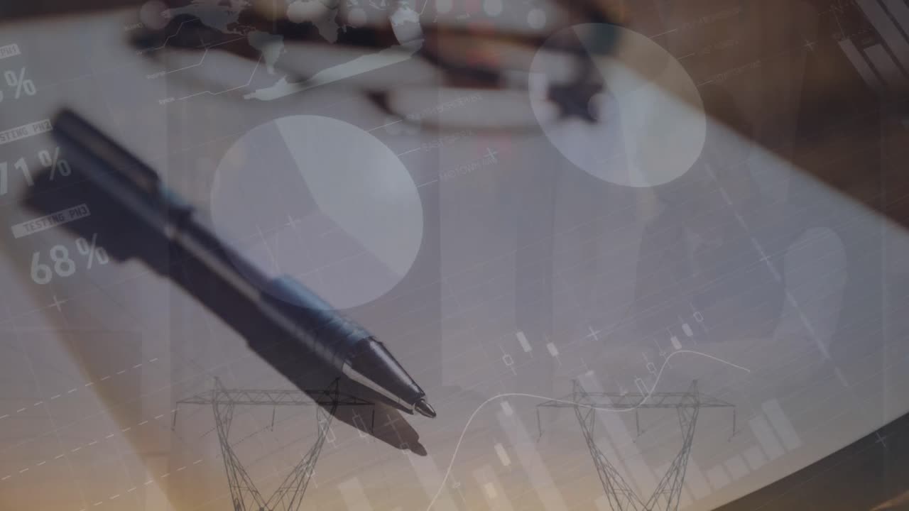 책, 송신 타워 및 시계를 보는 사람의 펜에 대한 인포그래픽 인터페이스의 애니메이션