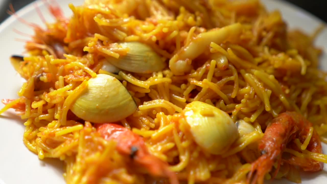 deliciosa fideuá con gambas preparada en restaurante barcelona