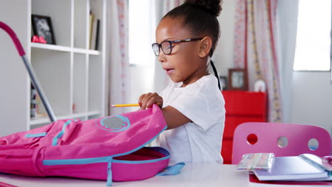 Niña-Con-Gafas,-Bolsa-De-Embalaje-Para-La-Escuela-En-El-Dormitorio