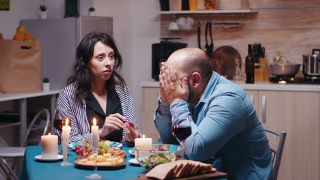 mujer embarazada feliz decepcionada